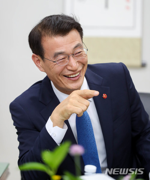 【제주=뉴시스】우장호 기자 = 문대림 더불어민주당 제주지사 후보가 15일 제주시 연북로에 위치한 자신의 선거사무소에서 뉴시스 제주본부와 인터뷰를 하고 있다. 2018.05.16. woo1223@newsis.com