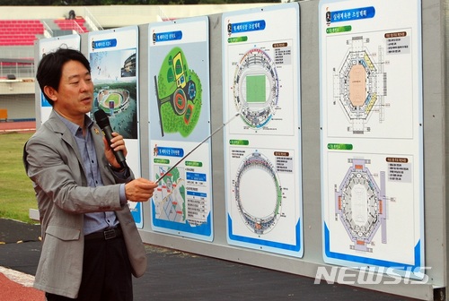 【익산=뉴시스】강명수 기자 = 전북 익산시가 16일 오는 10월 제99회 전국체육대회의 개폐회장으로 활용되는 익산종합운동장 리모델링 현장에서 브리핑을 갖는 자리에서 김성도 전국체전담당관이 리모델링 현황을 설명하고 있다. 2018.05.16. smister@newsis.com