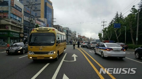 【울산=뉴시스】박일호 기자 = 16일 오전 7시14분께 울산시 남구 무거동 울산대학교 정문 앞 사거리에서 7중 추돌사고가 발생해 경찰이 사고수습에 나서고 있다. 2018.05.16. (사진=울산 남부경찰서 제공) photo@newsis.com