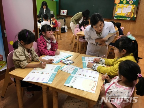 【안동=뉴시스】류상현 기자 = 돌봄터의 선생님과 어린이들. 경북도가 앞으로 마을 돌봄터를 대폭 확대한다. 2018.12.23 (사진=뉴시스 DB) photo@newsis.com 