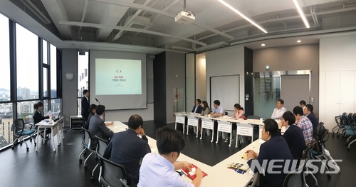 【대전=뉴시스】조명휘 기자 = 16일 오수 서울 토즈모임센터 강남구청역점에서 대전시와 세계과학도시연합(WTA), CJ, 현대중공업, K-water, 한국철도공사 관계자 등이 오는 10월 10일부터 나흘간 베트남 빈증컨벤션전시센터(BCEC) 일원서 열리는 2018 WTA 국제행사의 기업 참가내용에 대해 논의하고 있다. 2018.05.16. (사진= 대전시 제공) photo@newsis.com