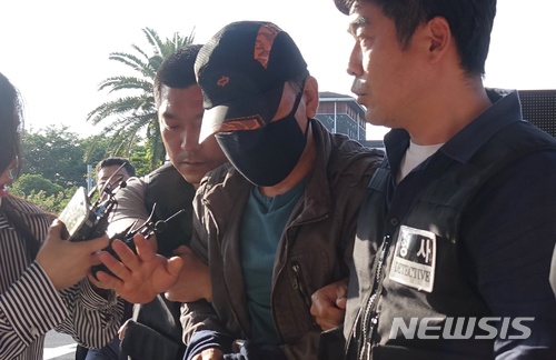 【제주=뉴시스】배상철 기자 = 장기 미제사건인 제주 보육교사 살인 사건 유력 용의자 박모(49)씨가 조사를 받기 위해 제주동부경찰서로 압송돼고 있다. 박씨는 이날 오전 8시 20분께 경북 영주시에서 경찰에 붙잡혔다. 2018.05.16. bsc@newsis.com