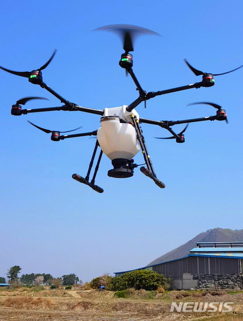 【경주=뉴시스】 이은희 기자 =경주시가 강동면 일원에서 드론을 활용해 볍씨를 파종하고 있다.2018.05.16(사진= 경주시 제공)&nbsp; leh@newsis.com