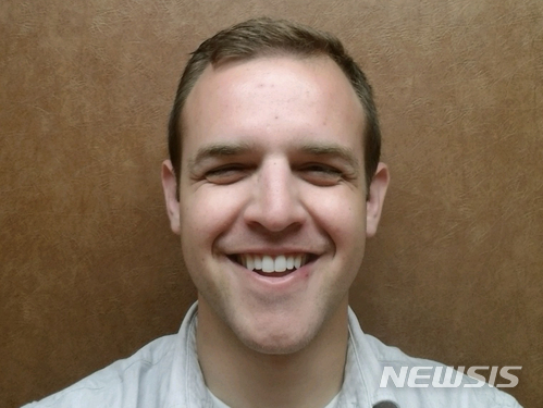 【앵커리지( 미 알래스카주) = AP/뉴시스】 14일 밤 시애틀에서 앵커리지로 가는 알래스카 항공 여객기에서 알몸으로 조종실을 향해 달려가는 난동 청년을 제압한 승객 닉 스테플의 셀카 사진. 그는 이 해프닝이 웃기는 사건이긴 했지만 비행중에는 테러를 먼저 생각했다고 말했다.&nbsp; 