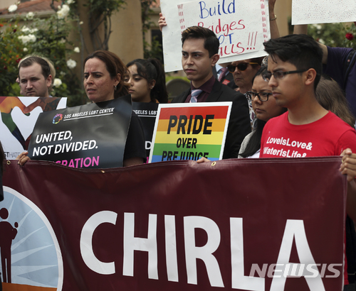 【패서디나( 미 캘리포니아주) = AP/뉴시스】 어린이 불법입국자에 대한 도널드 트럼프 정부의 강경한 정책에 항의하는 시위대가 15일(현지시간) 캘리포니아주 패서디나 법원 앞에서 시위를 벌이고 있다. 법무부의 무관용원칙에 따라 국토안보부는 불법이민자들을 체포한 뒤 어린자녀들을 부모에게서 떼어내 별도로 보호하는 정책을 밀어붙이고 있다. 2018,05,16&nbsp;&nbsp;&nbsp;&nbsp; 