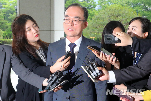 【서울=뉴시스】배훈식 기자 = 강원랜드 채용 비리 사건 수사외압 의혹을 받고 있는 문무일 검찰총장이 16일 오전 서울 서초구 대검찰청에 출근하며 취재진의 질문에 답하고 있다. 2018.05.16. dahora83@newsis.com