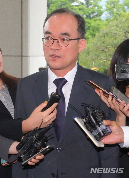 【서울=뉴시스】배훈식 기자 = 강원랜드 채용 비리 사건 수사외압 의혹을 받고 있는 문무일 검찰총장이 16일 오전 서울 서초구 대검찰청에 출근하며 취재진의 질문에 답하고 있다. 2018.05.16.&nbsp; dahora83@newsis.com