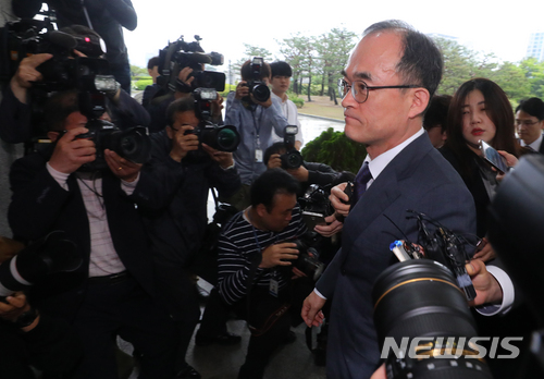 【서울=뉴시스】배훈식 기자 = 강원랜드 채용 비리 사건 수사외압 의혹을 받고 있는 문무일 검찰총장이 16일 오전 서울 서초구 대검찰청에서 취재진의 질문에 짧게 답한 뒤 청사로 들어가고 있다. 2018.05.16. dahora83@newsis.com