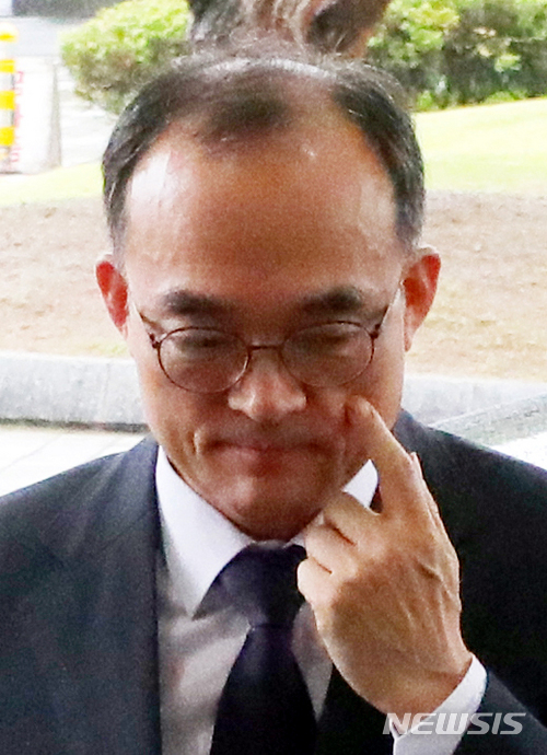 【서울=뉴시스】배훈식 기자 = 강원랜드 채용 비리 사건 수사외압 의혹을 받고 있는 문무일 검찰총장이 16일 오전 서울 서초구 대검찰청에 출근하고 있다. 2018.05.16. dahora83@newsis.com