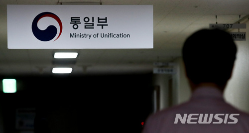 【서울=뉴시스】김선웅 기자 = 북한이 맥스선더 훈련(한미 공중연합훈련)에 반발해 판문점선언 후속 이행 논의를 위한 고위급회담 취소를 통보한 16일 오전 서울 종로구 정부서울청사 통일부에 적막이 감돌고 있다. 2018.05.16.&nbsp; mangusta@newsis.com