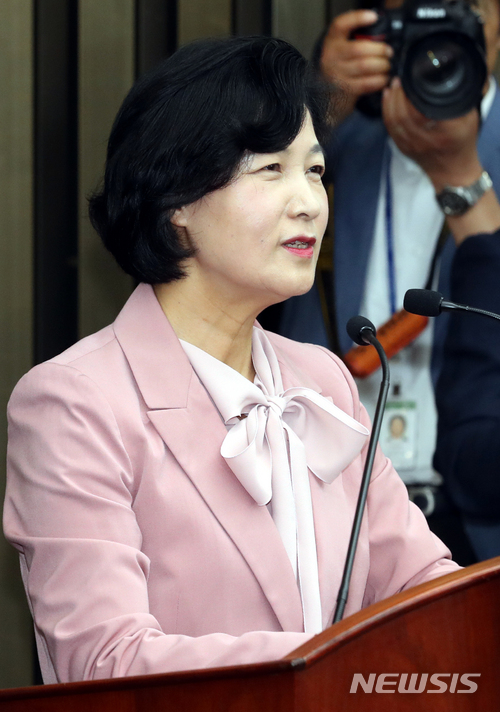 【서울=뉴시스】이종철 기자&nbsp; = 국회의장 후보자 선출을 위해 16일 서울 여의도 국회에서 열린 더불어민주당 의원총회에서 추미애 대표가 인사말을 하고 있다. 2018.05.16.&nbsp; jc4321@newsis.com