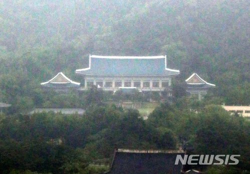 【서울=뉴시스】박진희 기자 = 청와대는 16일 북한이 전통문을 통해 이날 예정된 남북 고위급 회담을 중지하겠다고 밝힌 것과 관련해 현재 정부가 의미 파악에 주력하고 있는 중이라고 밝혔다.&nbsp; 청와대 핵심관계자는 이날 오전 춘추관에서 기자들과 만나 "새벽에 상황이 발생해 국가안보실 관계자들이 통일·외교·국방부 등 관련부처 분들과 전화통화를 하는 등 긴밀히 논의를 했다"고 말했다 2018.05.16. pak7130@newsis.com