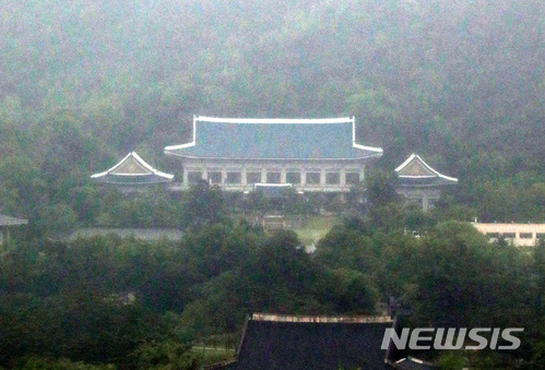 【서울=뉴시스】  청와대는 17일 국가안전보장회의(NSC) 상임위원회 회의를 진행했다. 이 자리에서 북한의 남북 고위급회담 연기에 대한 대응 방안을 논의했다. 사진은 북한이 지난 16일 예정된 남북 고위급 회담을 중지하겠다고 통보한 날 광화문에서 바라본 청와대 전경. (사진=뉴시스 자료사진) 2018.05.17. photo@newsis.com