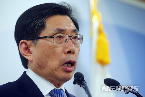 【과천=뉴시스】배훈식 기자 = 박상기 법무부 장관이 16일 오전 경기 과천시 정부과천종합청사 법무부 브리핑실에서 검사장 전용 차량 제공 중단 등을 담은 검사 인사제도 개선 방안을 발표하고 있다. 2018.05.16. dahora83@newsis.com