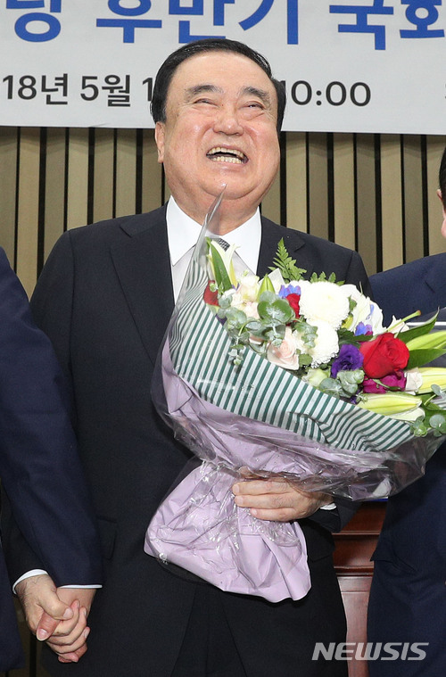 【서울=뉴시스】이종철 기자&nbsp; = 국회의장 후보자 선출을 위해 16일 서울 여의도 국회에서 열린 더불어민주당 의원총회에서 후보자로 선정된 문희상 의원이 축하를 받고 있다. 2018.05.16.&nbsp; jc4321@newsis.com