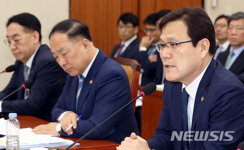 【서울=뉴시스】이종철 기자&nbsp; = 최종구 금융위원장이 16일 오전 서울 여의도 국회에서 열린 정무위원회 전체회의에 출석해 의원들의 질의에 답하고 있다. 2018.05.16.&nbsp; jc4321@newsis.com