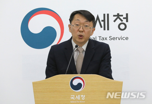 【세종=뉴시스】강종민 기자 = 김현준 국세청 조사국장이 16일 오전 정부세종2청사에서 편법 상속·증여 혐의가 있는 50개 대기업·대재산가에 대한 전국 동시 세무조사에 착수했다고 밝히고 있다. 2018.05.16.&nbsp; ppkjm@newsis.com
