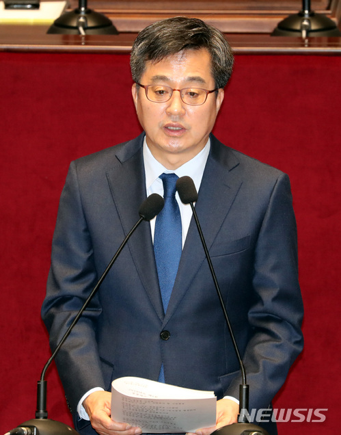 【서울=뉴시스】박영태 기자 = 16일 오전 서울 영등포구 여의도 국회에서 진행된 예산결산특별위원회 전체회의에서 김동연 경제부총리가 제안설명을 하고 있다. 2018.05.16. since1999@newsis.com