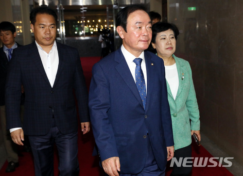 【서울=뉴시스】박영태 기자 = 민주평화당 조배숙(오른쪽) 대표와 장병완(가운데) 원내대표, 이용주 의원이 추경 졸속 심사를 항의하기 위해 16일 오전 서울 영등포구 여의도 국회의장실로 향하고 있다. 2018.05.16.since1999@newsis.com