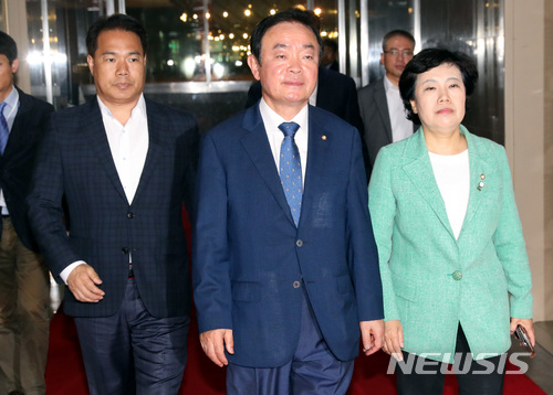 【서울=뉴시스】박영태 기자 = 민주평화당 조배숙(오른쪽) 대표와 장병완(가운데) 원내대표, 이용주 의원이 추경 졸속 심사를 항의하기 위해 16일 오전 서울 영등포구 여의도 국회의장실로 향하고 있다. 2018.05.16.since1999@newsis.com