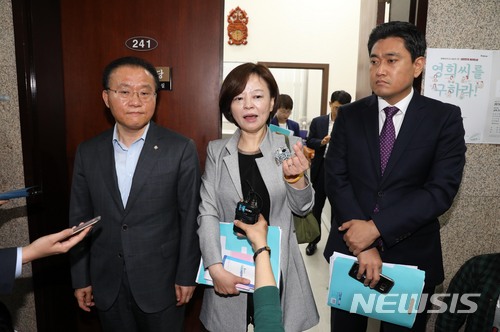 【서울=뉴시스】홍효식 기자 = 16일 오전 서울 여의도 국회에서 여야 원내수석부대표들이 추경과 드루킹 특검법 관련 회동을 마친 뒤 취재진의 질문에 답하고 있다. 왼쪽부터 자유한국당 윤재옥, 더불어민주당 진선미, 바른미래당 오신환 원내대수석부대표. 이날 민주평화당 이용주 원내수석부대표는 당 일정으로 인해 불참했다. 2018.05.16. yesphoto@newsis.com