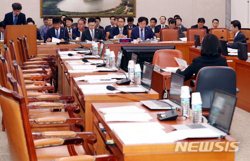 【서울=뉴시스】이종철 기자&nbsp; = 16일 오전 서울 여의도 국회에서 열린 농해수위 전체회의에서 빈자리가 눈에 띄고 있다. 2018.05.16.&nbsp; jc4321@newsis.com