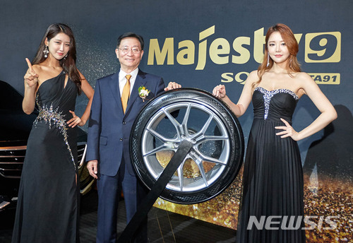 【서울=뉴시스】금호타이어 김종호 회장은 16일 서울시 중구 장충동 신라호텔에서 전국 대리점주를 대상으로 가진 ‘2018 금호타이어 신제품 설명회’에서 여성 모델들과 함께 프리미엄 컴포트 타이어 ‘마제스티9(Majesty9) SOLUS TA91’ 을 공개하는 포토타임을 갖고 있다. 2018.5.16. (사진=금호타이어 제공) photo@newsis.com