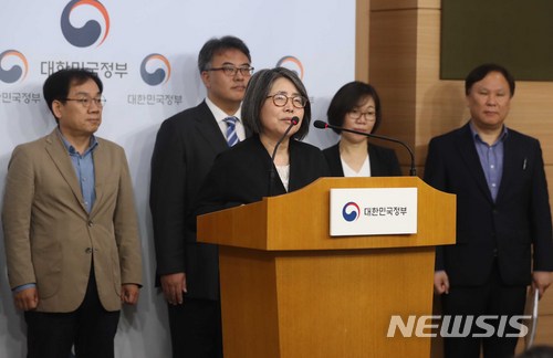 【서울=뉴시스】고승민 기자 = 김영란 대입제도개편 공론화위원장이 16일 오전 정부서울청사에서 제2차 회의 결과를 발표하고 있다. 대입제도개편 공론화위원회는 이번 회의에서 공론화 추진계획과 위원회 운영방안을 심의 의결했다고 밝혔다.&nbsp; 공론위는 대입제도 개편 권고안을 마련하기 위해 권역별 국민토론회와 TV토론회, 온라인 의견 수렴 등을 거쳐 8월 초까지 결과를 정리할 예정이다. 2018.05.16.&nbsp; kkssmm99@newsis.com