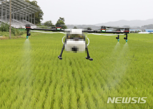 【광주=뉴시스】이창우 기자 = 사진은 농촌지역에서 구매 열풍이 일고 있는 방제용 농업용 드론. 사진은 특정 제조사 제품과 관련 없는 자료 사진임. 2018.05.16. (사진=뉴시스DB) lcw@newsis.com