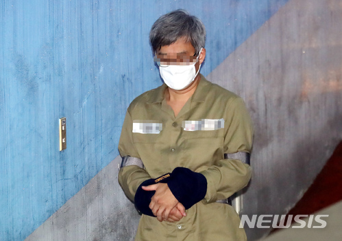 【서울=뉴시스】임태훈 기자 = 네이버 댓글 여론조작 혐의를 받는 파워블로거 '드루킹' 김모씨가 지난 16일 오후 서울 서초구 서울중앙지법에서 열린 2차 공판에 출석하기 위해 법정으로 향하고 있다. 2018.05.16. taehoonlim@newsis.com