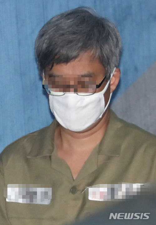 【서울=뉴시스】임태훈 기자 = '드루킹' 김모 씨가 지난 16일 서울 서초구 서울중앙지법에서 열린 2차 공판에 출석하기 위해 법정으로 향하고 있다. 2018.05.16. taehoonlim@newsis.com