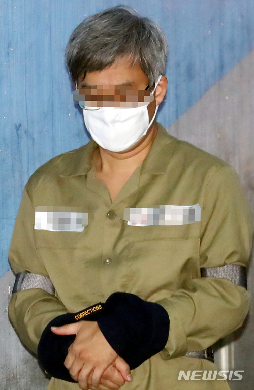 【서울=뉴시스】임태훈 기자 = 네이버 댓글 여론조작 혐의를 받는 파워블로거 '드루킹' 김모 씨가 16일 오후 서울 서초구 서울중앙지방법원에서 열린 2차 공판에 출석하기 위해 법정으로 향하고 있다. 2018.05.16. taehoonlim@newsis.com