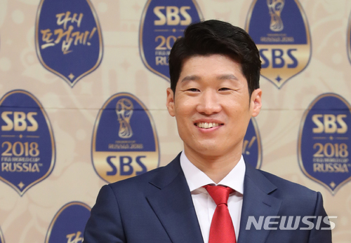 【서울=뉴시스】조수정 기자 = 러시아월드컵 SBS 해설위원으로 나서는 박지성이 16일 오후 서울 목동 SBS에서 열린 기자간담회에서 포즈를 취하고 있다. 2018.05.16. chocrystal@newsis.com