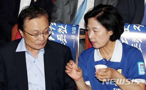 【서울=뉴시스】이종철 기자&nbsp; = 16일 오후 서울 여의도 국회 의원회관에서 열린 더불어민주당 중앙선대위 출정식에서 추미애 대표가 이해찬 의원과 의견을 나누고 있다. 2018.05.16.&nbsp; jc4321@newsis.com