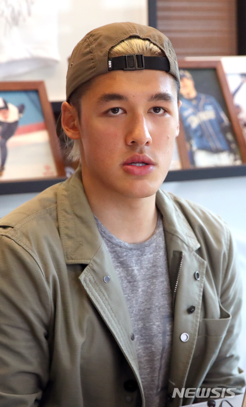 【서울=뉴시스】김선웅 기자 = 평창동계올림픽 크로스컨트리에 국가대표로 출전했던 김마그너스 선수가 16일 오후 서울 용산구 브리온컴퍼니에서 기자회견을 하고 있다. 대한민국·노르웨이 이중국적을 갖고 있는 김마그너스 선수는 2018~2019시즌부터 노르웨이협회 선수로 등록해 국제대회에 출전할 예정이다. 2018.05.16. mangusta@newsis.com