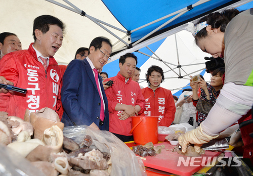 【대구=뉴시스】우종록 기자 = 홍준표 자유한국당 대표가 16일 오후 대구 동구 신기동 반야월시장을 방문해 순대를 구매하고 있다. 2018.05.16. wjr@newsis.com