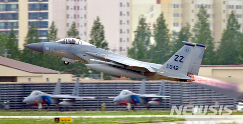 【광주=뉴시스】류형근 기자 = 북한이 한·미 공군 연합훈련인 '맥스선더'(Max Thunder)를 이유로 남북 고위급회담 중단을 선언한 16일 오전 광주 광산군 공군 제1전투비행단 활주로에서 전투기가 출격 하고 있다.&nbsp;&nbsp; 2018.05.16. hgryu77@newsis.com