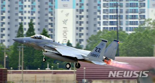 [광주=뉴시스]광주 광산구 공군 제1전투비행단 활주로에서 전투기가 출격 하고 있다. (사진=뉴시스DB) 2018.05.16. hgryu77@newsis.com