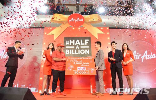 【서울=뉴시스】최동준 기자 = 15일 태국 방콕에서 열린 에어아시아 탑승객 5억 명 돌파 축하 행사에서 5억 번째 승객 파눗 오프라설차왓(오른쪽 세번째)이 토니 페르난데스(왼쪽 세번째) 에어아시아 그룹 대표, 태국의 유명 배우 포프 라나왓으로부터 축하를 받고 있다. 2018.05.16. (사진=에어아시아 제공) photo@newsis.com