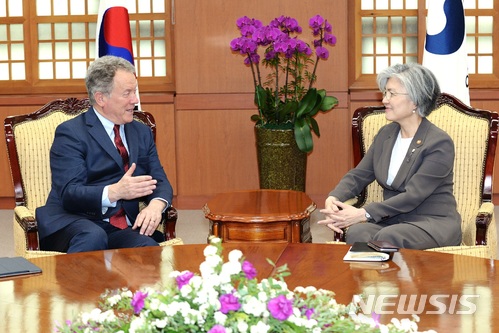 【서울=뉴시스】임태훈 기자 = 강경화 외교부 장관이 16일 오후 서울 종로구 외교부 청사에서 데이비드 비슬리 유엔세계식량계획(WFP) 사무총장과 면담하고 있다. 2018.05.16. taehoonlim@newsis.com