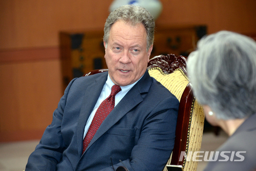 【서울=뉴시스】임태훈 기자 = 지난해 5월16일 서울 종로구 외교부 청사에서 데이비드 비슬리 유엔세계식량계획(WFP) 사무총장이 강경화 외교부 장관과 면담하고 있다. 2018.05.16. taehoonlim@newsis.com