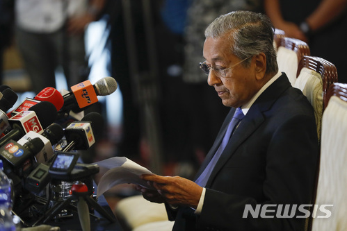 【쿠알라룸푸르(말레이시아)=AP/뉴시스】마하티르 모하마드 말레이시아 신임 총리가 16일 쿠알라룸푸르에서의 기자회견에서 국부펀드 1MDB가 돈세탁한 수십억 달러의 자금을 회수할 것이라고 밝히고 있다. 그는 증거가 드러나는 즉시 부패 관련자들을 체포할 것이라며 어떤 타협도 없다고 강조했다. 2018.5.17