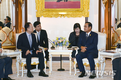 【서울=뉴시스】김진아 기자 = 백운규 산업통상자원부 장관(왼쪽)이 16일(현지시간) 태국 방콕 총리관저에서 쁘라윳 찬오차 태국총리를 예방하여 '한-태 수교 60주년을 평가하고, 양국 교역 투자 확대 방안 및 Thailand 4.0과 혁신성장 협력 등 미래 협력 확대방안'을 논의하고 있다. 2018.05.16. (사진=산업통상자원부 제공) photo@newsis.com