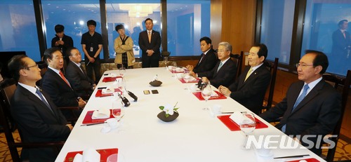 【서울=뉴시스】홍효식 기자 = 16일 오후 서울 여의도 63빌딩 한 중식당에서 정세균 국회의장과 여야 교섭단체 원내대표들이 만찬 회동을 하고 있다. 왼쪽부터 더불어민주당 홍영표, 자유한국당 김성태 원내대표, 윤재옥 원내수석부대표, 바른미래당 오신환 원내수석부대표, 김동철 원내대표, 정 의장, 평화와정의 노회찬 원내대표. 2018.05.16. yesphoto@newsis.com