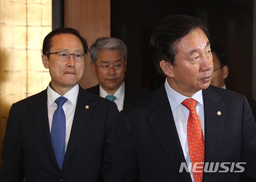 【서울=뉴시스】홍효식 기자 = 16일 오후 서울 여의도 63빌딩 한 중식당에서 열린 국회의장-여야 교섭단체 원내대표 만찬 회동에 더불어민주당 홍영표(왼쪽부터), 바른미래당 김동철, 자유한국당 김성태 원내대표가 참석하고 있다. 2018.05.16. photo@newsis.com