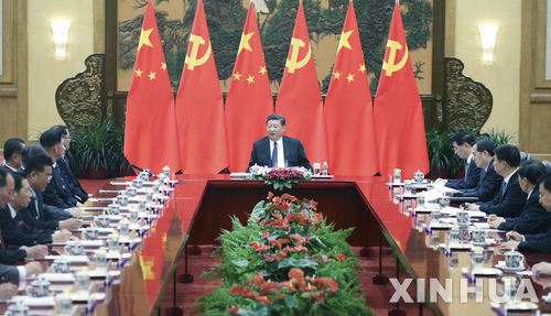 【베이징=신화/뉴시스】16일 중국 베이징 인민대회당에서 시진핑 (習近平) 중국 국가주석(가운데)이 북한 고위급 참관단, 중국측 관계자들과 함께 회담을 갖고 있다. 북한 노동당 박태성 부위원장이 이끈 북한 고위급 참관단은 지난 14일부터 중국을 방문 중이다. 2018.05.16 