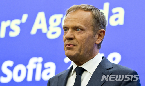 【소피아=AP/뉴시스】도날트 투스크 유럽연합(EU) 정상회의 상임의장이 16일(현지시간) 불가리아에서 열린 EU 28개국 지도자 만찬에 앞서 도널드 트럼프 미국 대통령을 향해 "적보다 못한 친구"라고 비판하고 있다. 2018.05.17