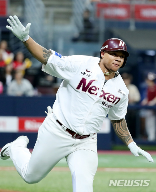 【서울=뉴시스】이영환 기자 = 16일 오후 서울 구로구 고척스카이돔에서 열린 2018 신한은행 마이카 KBO리그 넥센 히어로즈와 KIA 타이거즈의 경기, 9회말 넥센 선두타자로 나선 초이스가 우익수 뒤 끝내기 솔로 홈런을 날리고 그라운드를 돌고 있다.넥센은 초이스의 끝내기 홈런으로 KIA에 8대 7로 승리했다. 2018.05.16. 20hwan@newsis.com