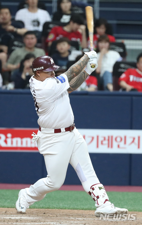 【서울=뉴시스】이영환 기자 = 16일 오후 서울 구로구 고척스카이돔에서 열린 2018 신한은행 마이카 KBO리그 넥센 히어로즈와 KIA 타이거즈의 경기, 9회말 넥센 선두타자로 나선 초이스가 우익수 뒤 끝내기 솔로 홈런을 날리고 있다.넥센은 초이스의 끝내기 홈런으로 KIA에 8대 7로 승리했다. 2018.05.16.&nbsp; 20hwan@newsis.com