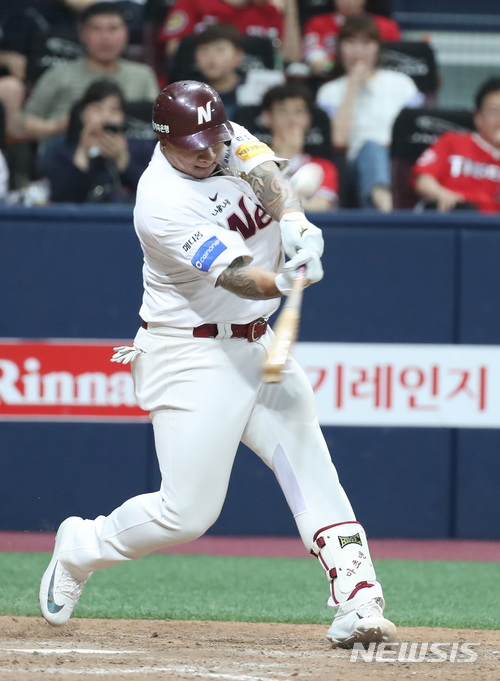 【서울=뉴시스】이영환 기자 = 16일 오후 서울 구로구 고척스카이돔에서 열린 2018 신한은행 마이카 KBO리그 넥센 히어로즈와 KIA 타이거즈의 경기, 9회말 넥센 선두타자로 나선 초이스가 우익수 뒤 끝내기 솔로 홈런을 날리고 있다.넥센은 초이스의 끝내기 홈런으로 KIA에 8대 7로 승리했다. 2018.05.16. 20hwan@newsis.com